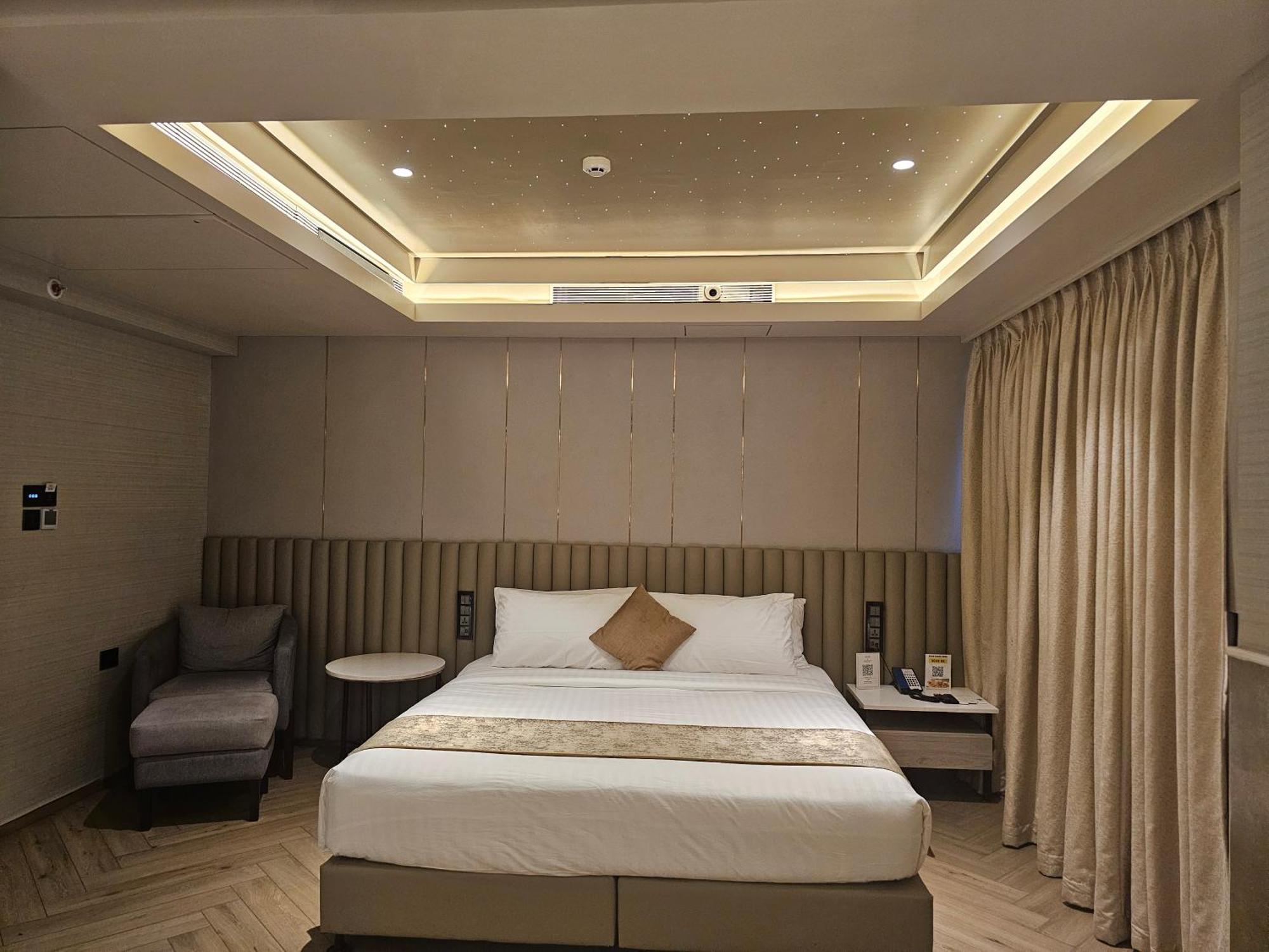 Dragonfly Hotel - The Art Hotel Мумбаи Экстерьер фото